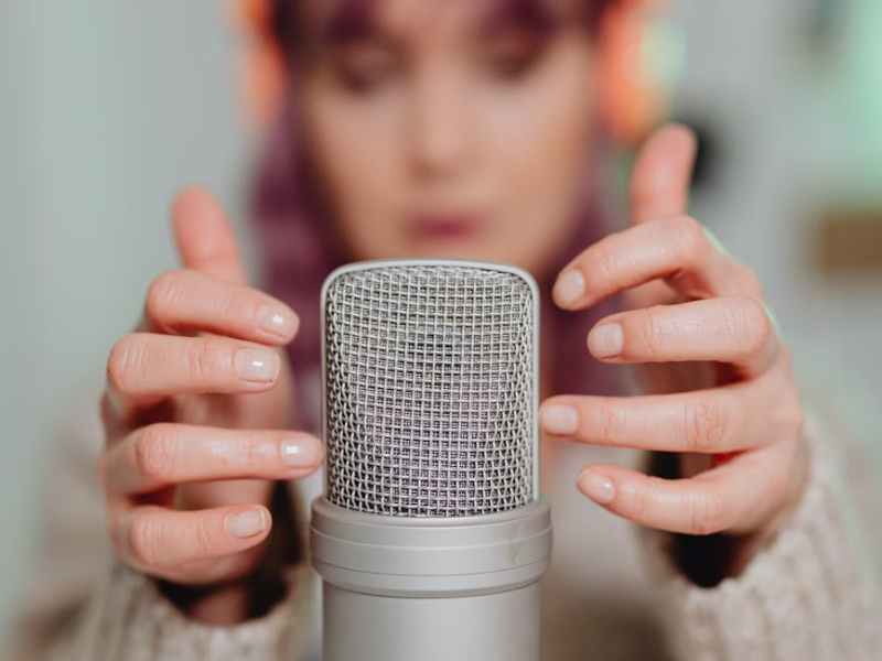 The Narrator in Your Head: How to Shift Your Inner Dialogue from Critic to Hype&nbsp;Woman